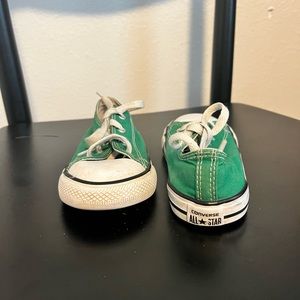 toddler boys green/white converse tennis shoes. size 10